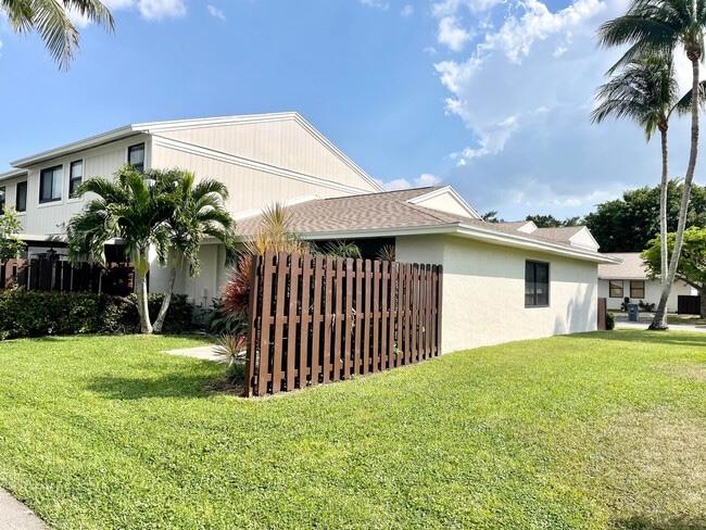 5327 Tennis Ln in Delray Beach, FL - Building Photo - Building Photo