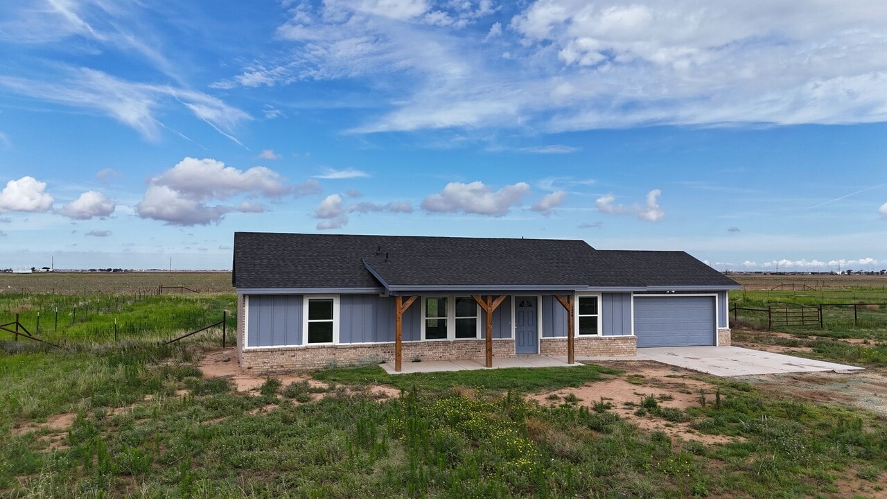 124 F M 789 in Slaton, TX - Building Photo