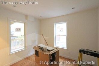 25 Lewis St, Unit 2 in Somerville, MA - Foto de edificio - Building Photo