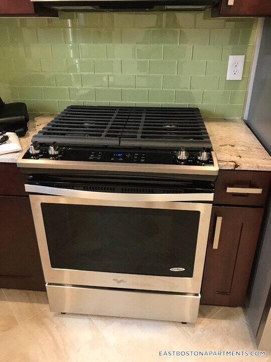 130 Brooks St, Unit 2 in Boston, MA - Building Photo