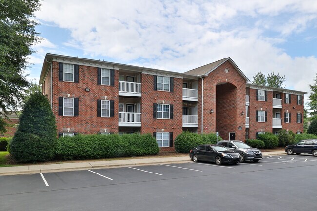 Westmont Commons in Asheville, NC - Building Photo - Building Photo