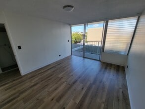 3175 Waialae Ave, Unit 203 in Honolulu, HI - Building Photo - Building Photo