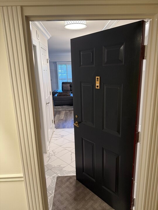 5901 Mount Eagle Dr, Unit Montebello Condo in Alexandria, VA - Foto de edificio