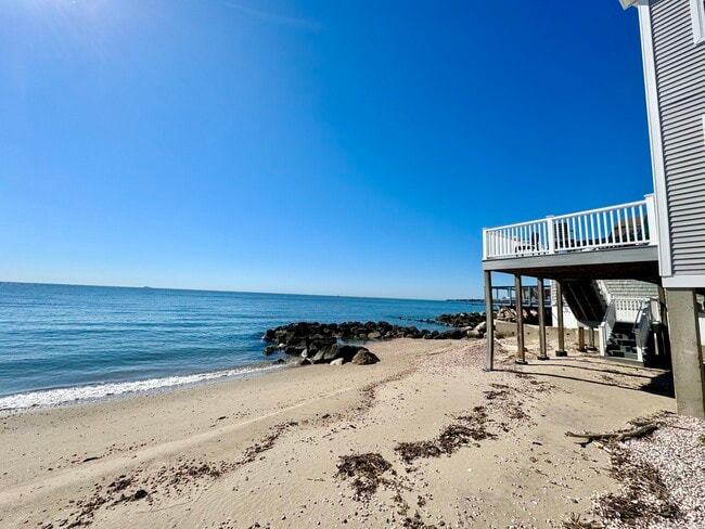 39 Circle Beach Rd in Madison, CT - Building Photo - Building Photo