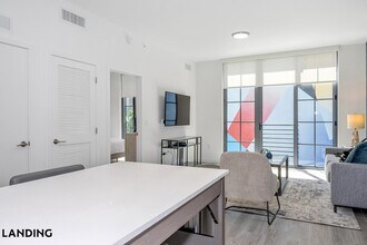 949 Cleveland St, Unit A304 in Clearwater, FL - Building Photo - Building Photo