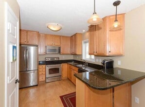 6475 Regency Ln in Eden Prairie, MN - Building Photo - Building Photo