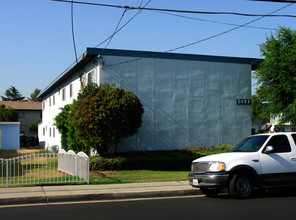 5481 Kingsley St in Montclair, CA - Building Photo - Building Photo