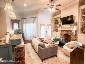 715 Chambord Dr in Brandon, MS - Foto de edificio - Building Photo