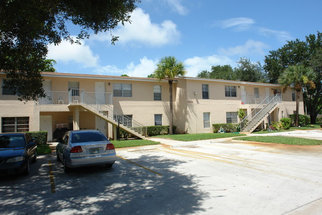 Jupiter Gardens Apartments in Jupiter, FL - Building Photo - Building Photo