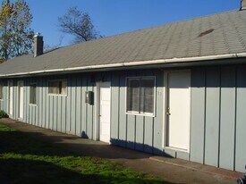310 N 42nd St in Springfield, OR - Building Photo