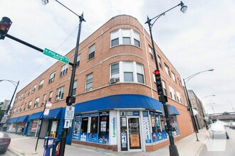 3947 W Irving Park Rd, Unit 203 in Chicago, IL - Building Photo - Building Photo