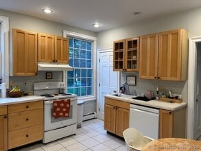17 Maxson St in Groton, CT - Building Photo - Building Photo