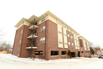 241 Louis St in East Lansing, MI - Foto de edificio - Building Photo