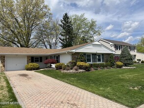 32 Idlewild Ln in Matawan, NJ - Building Photo - Building Photo