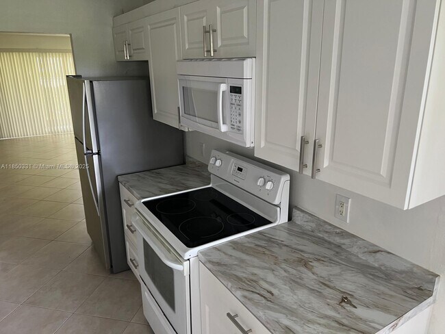 1400 SW 124th Terrace in Pembroke Pines, FL - Building Photo - Building Photo