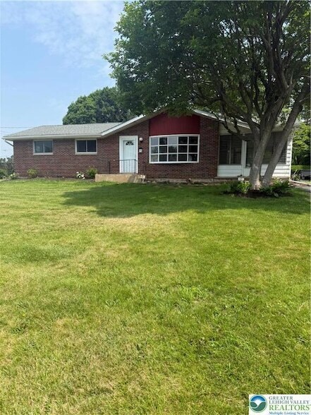 215 E Oxford St in Coopersburg, PA - Building Photo