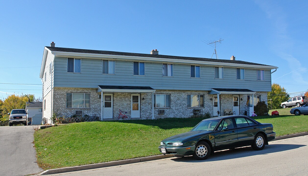 341-347 Joan St in Burlington, WI - Foto de edificio