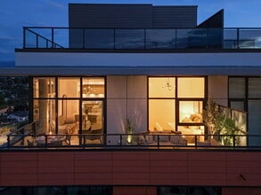 3389 Lakeshore Rd in Kelowna, BC - Building Photo - Building Photo