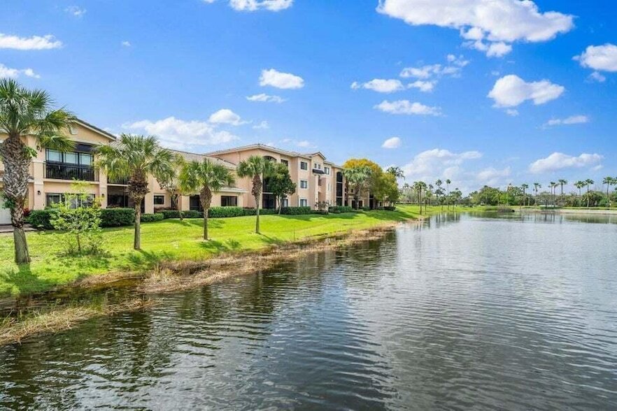 2725 Anzio Ct, Unit 304 in Palm Beach Gardens, FL - Foto de edificio