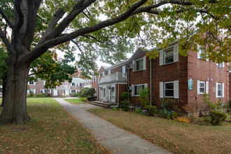 Glen Oaks Village II in Glen Oaks, NY - Building Photo - Building Photo