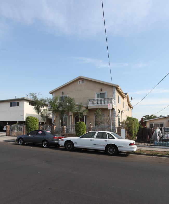 1260 N Hobart Blvd in Los Angeles, CA - Foto de edificio - Building Photo