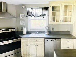 11 Griswold Ave in Old Lyme, CT - Building Photo - Building Photo