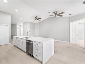 4655 Hawks Nest Way, Unit 202 in Naples, FL - Foto de edificio - Building Photo