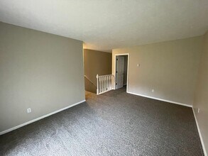 2798 Graybill Rd in Uniontown, OH - Foto de edificio - Building Photo