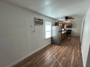 1002 W 6th St in Hanford, CA - Building Photo - Building Photo