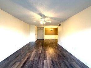 3704 Broadway, Unit 216 in Ft. Myers, FL - Foto de edificio - Building Photo