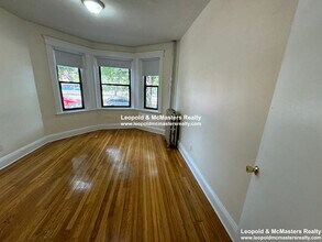 230 Fuller St, Unit 11 in Boston, MA - Foto de edificio - Building Photo