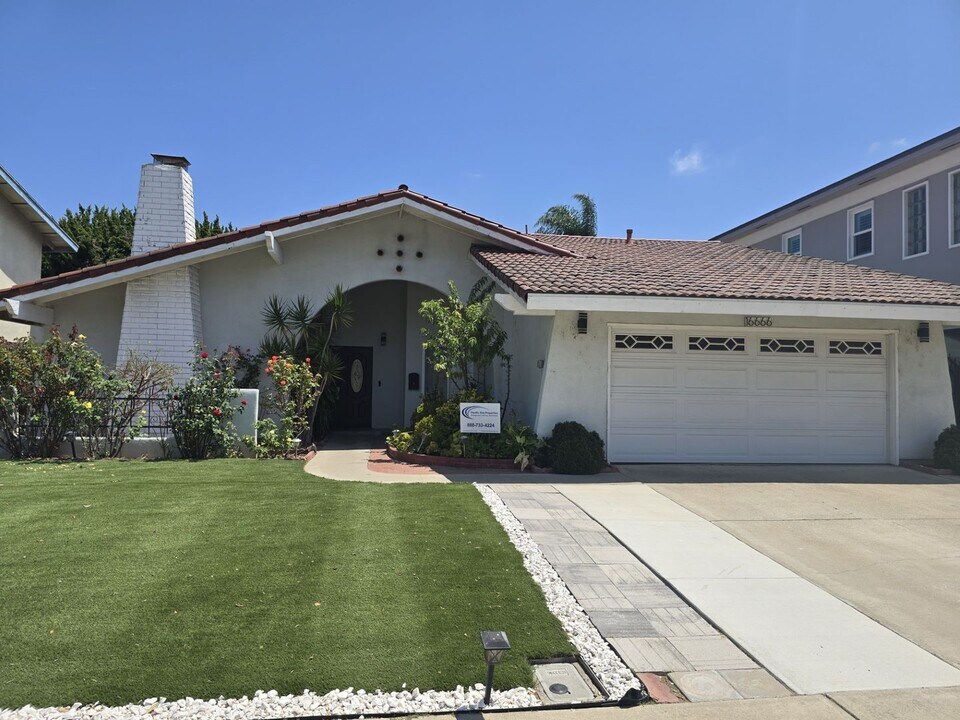 16666 Mt Acoma Cir in Fountain Valley, CA - Foto de edificio