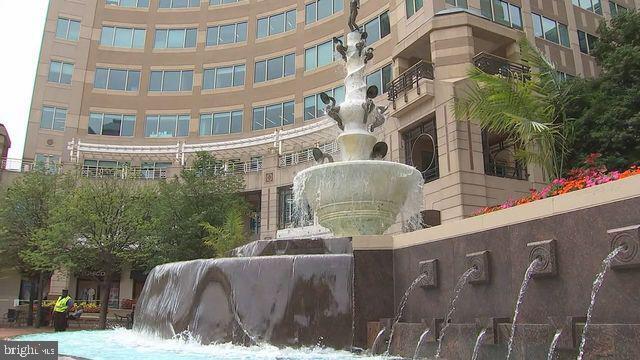 12001 Market St in Reston, VA - Foto de edificio