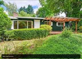 9938 SW Terwilliger Blvd in Portland, OR - Building Photo