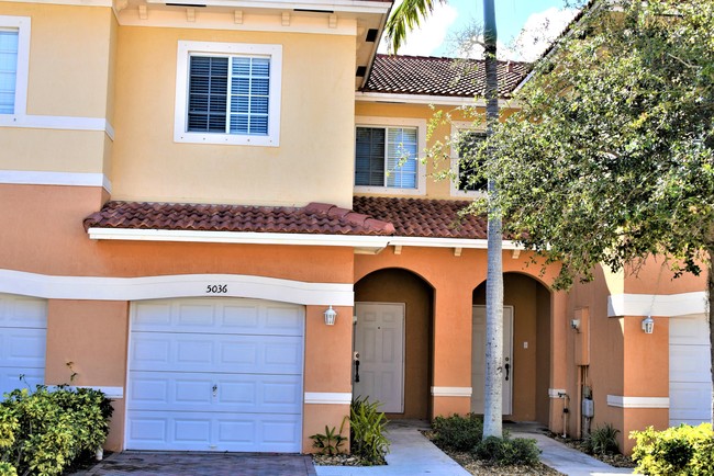 5036 SE Mariner Garden Cir, Unit 402 in Stuart, FL - Foto de edificio - Building Photo