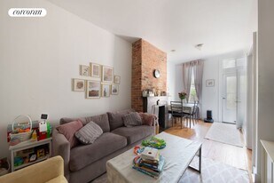 210 Calyer St in Brooklyn, NY - Building Photo