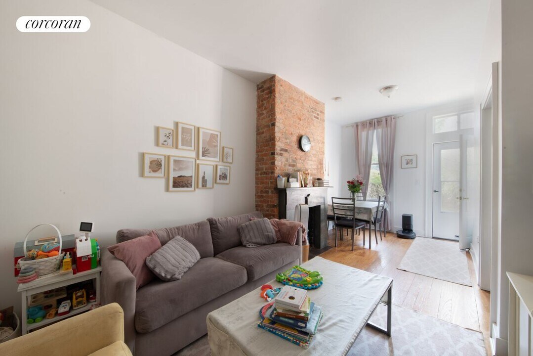 210 Calyer St in Brooklyn, NY - Building Photo
