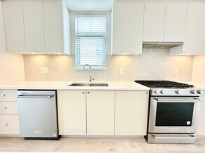 2070-2070 Oak Meadows Dr in Surrey, BC - Building Photo - Building Photo