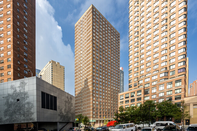 Mill Rock Plaza in New York, NY - Foto de edificio - Building Photo