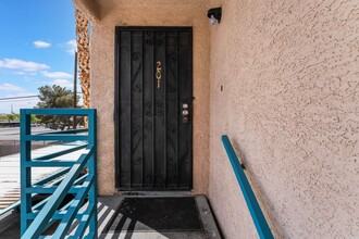 2225 Pine Breeze Ln in Las Vegas, NV - Foto de edificio - Building Photo