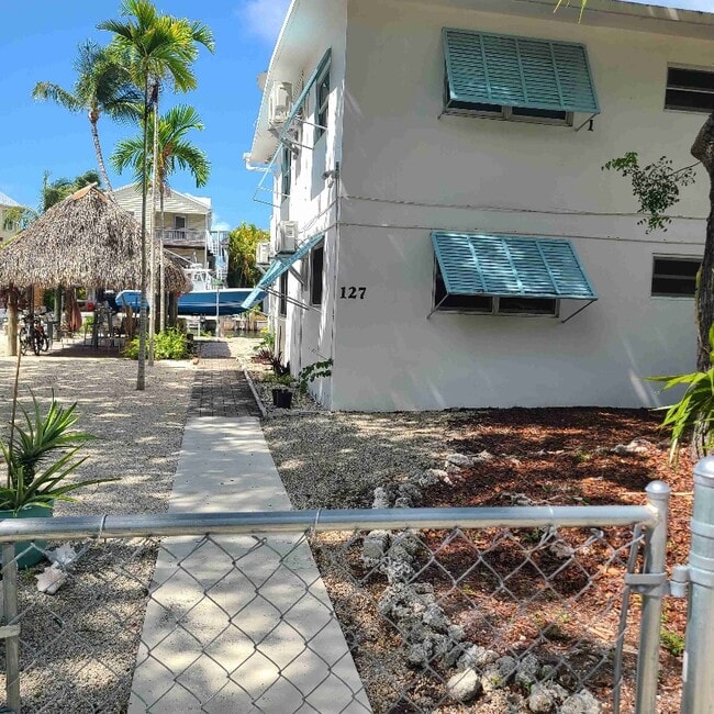 127 Monroe Dr in Tavernier, FL - Foto de edificio - Building Photo