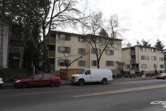 Spring Lake Apartments in Seattle, WA - Building Photo - Building Photo