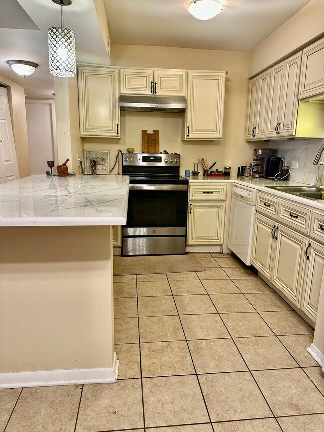 6169 Knoll Wood Rd, Unit 104 in Willowbrook, IL - Building Photo - Building Photo