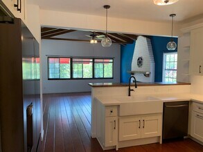 5046 La Roda Ave in Los Angeles, CA - Building Photo - Building Photo