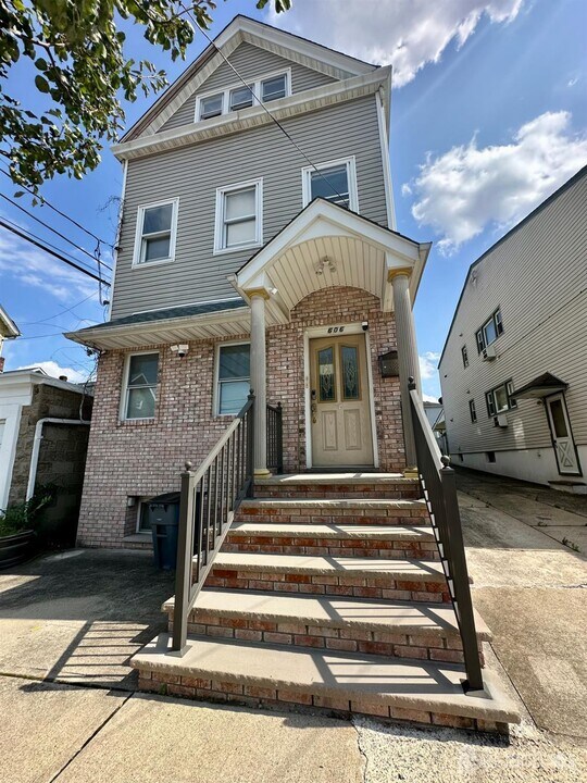 606 William St in Harrison, NJ - Building Photo