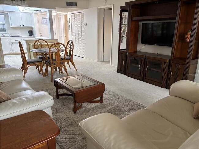 4750 Cove Cir in St. Petersburg, FL - Foto de edificio - Building Photo