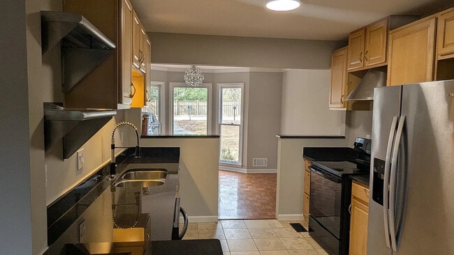 Room in Townhome on Cooper Lake Dr SE in Smyrna, GA - Building Photo - Building Photo