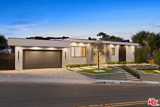 16851 Encino Hills Dr in Los Angeles, CA - Foto de edificio - Building Photo