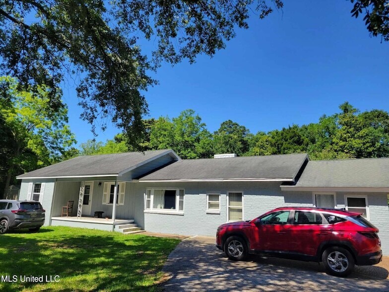 5809 Washington Ave in Ocean Springs, MS - Building Photo