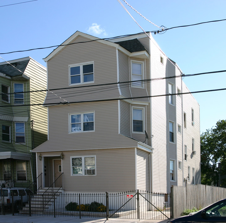 212 Hillside Ave in Newark, NJ - Building Photo